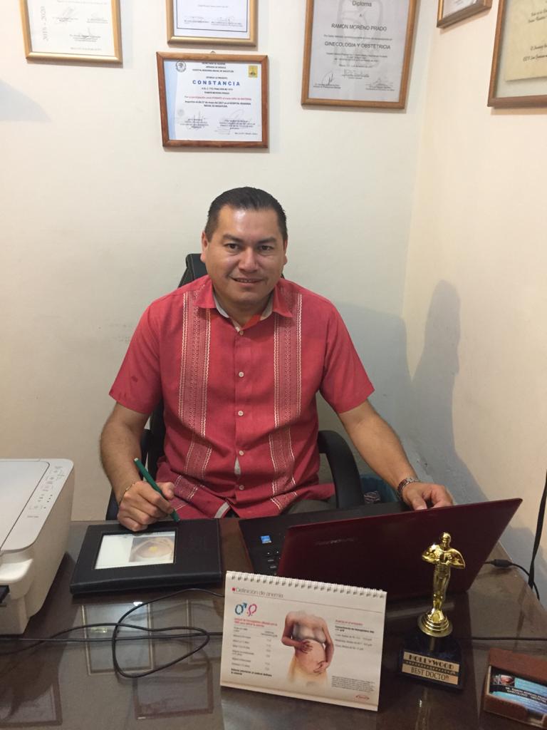 Dr. Ramón Moreno Prado en su consultorio de Mazatlán con sus diplomas y certificaciones