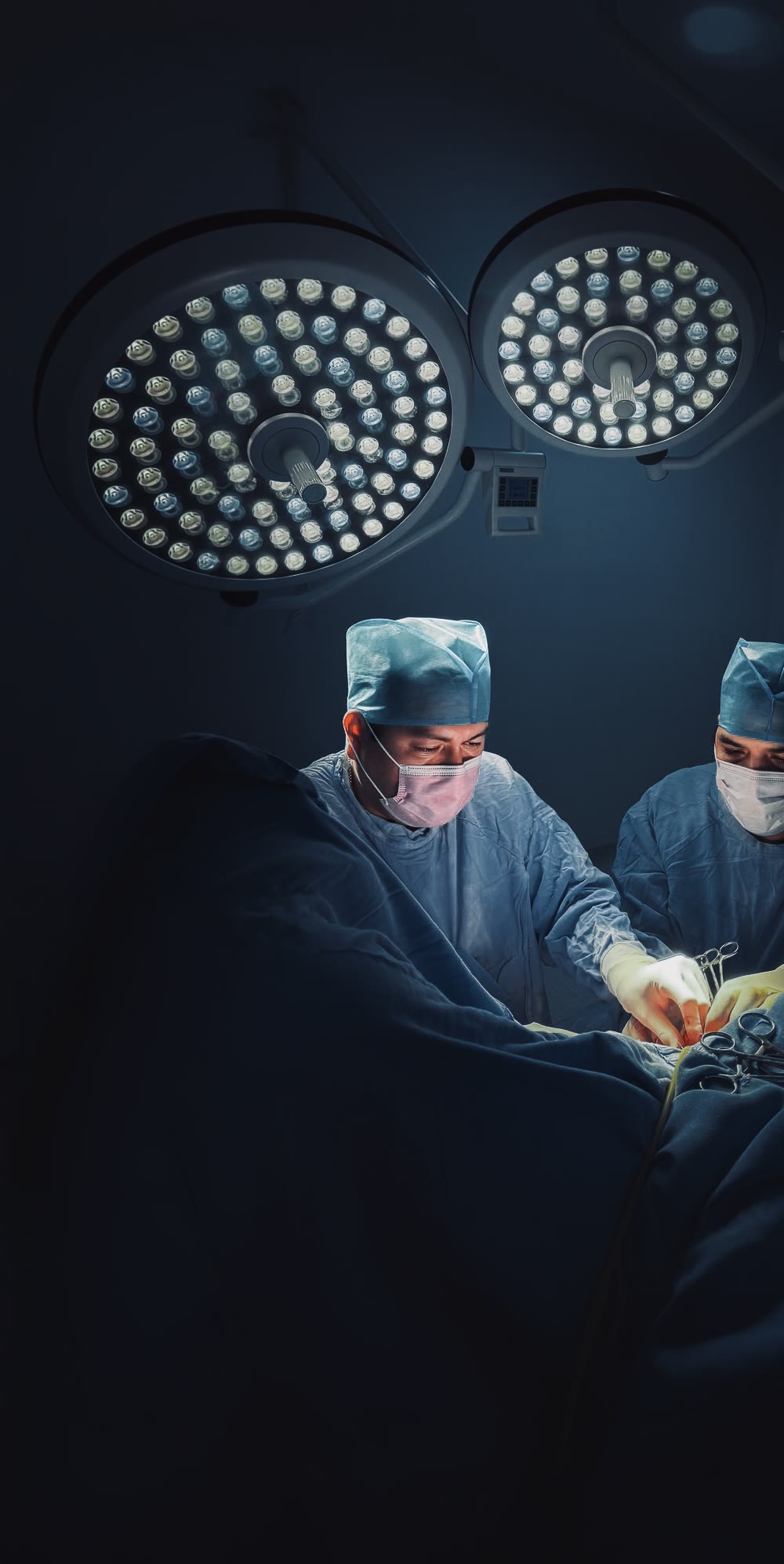 Equipo médico durante un procedimiento quirúrgico